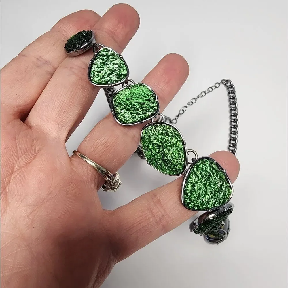 NEW Simply Vera Wang Green Crystal Frontal Collar Necklace Silver Pewter Links